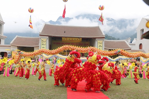 múa lân sư rồng trong lễ hội truyền thống